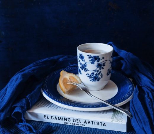 Fotografía de una taza de té sobre el libro "El Camino del Artista".