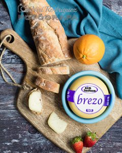 Fotografía de alimentos para Quesos LORAN, queso Brezo. Tabla con pan y queso cortado.