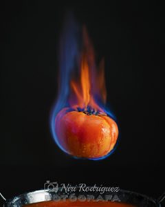 Bodegón de un tomate en llamas.