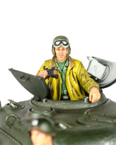 Fotografía de un soldado de juguete saliendo del tanque de guerra.