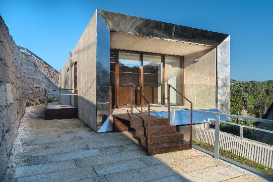 Fotografía de arquitectura del centro social en Cacheiro, Pontevedra. Foto de exterior.