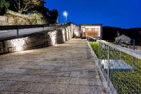 Centro social en Cacheiro, Pontevedra. Foto de exterior nocturna.